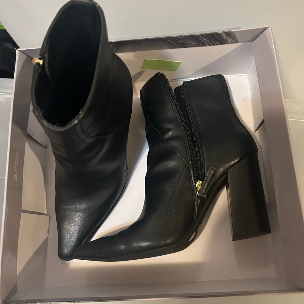 JLo by Jennifer Lopez Black heeled bootie size 7.5